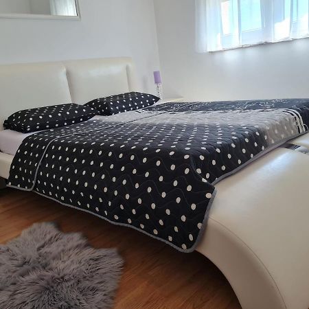 Apartment Tomas Near The Beach Pula Exterior foto