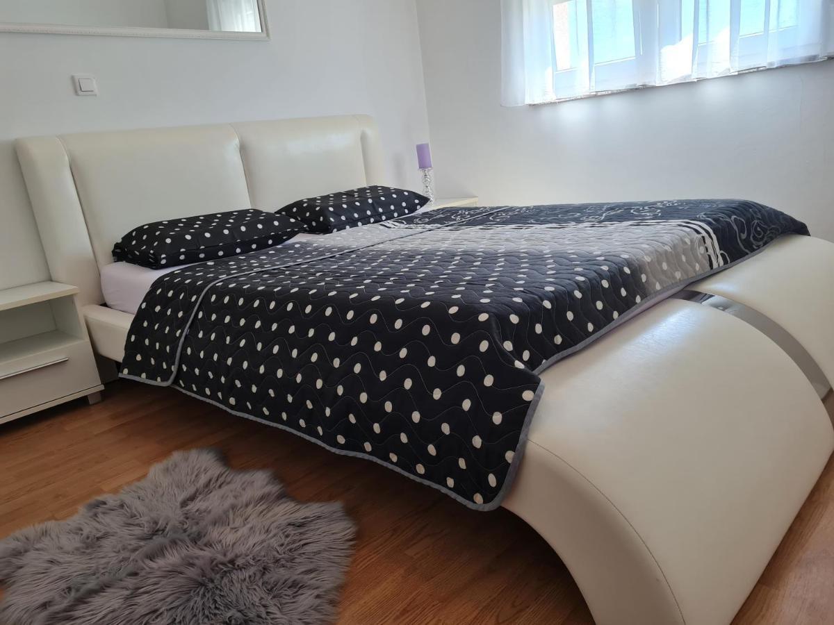 Apartment Tomas Near The Beach Pula Exterior foto
